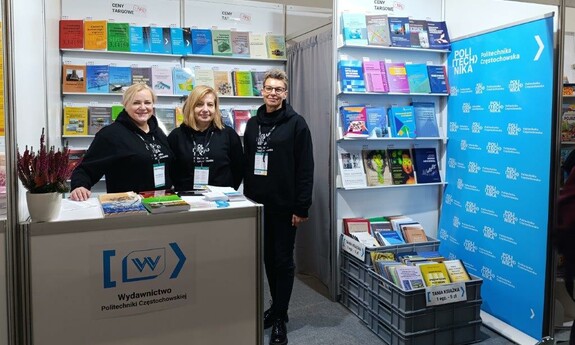 Pracownicy Wydawnictwa na stoisku podczas Targów